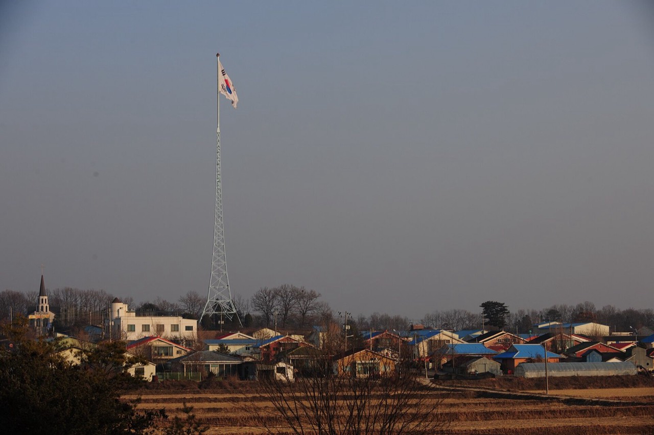 비무장지대 안의 경기 파주시 대성동 마을과 태극기 게양대. 2022년 촬영된 자료사진이다.