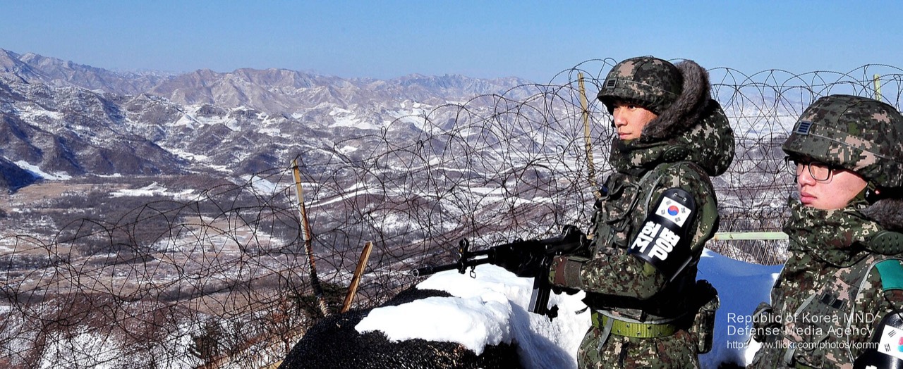 중동부전선 GOP 철책에서 경계 근무를 서는 육군 15사단 초병들. 2012년 12월 4일 국군이 촬영해 공개한 자료사진이다.
