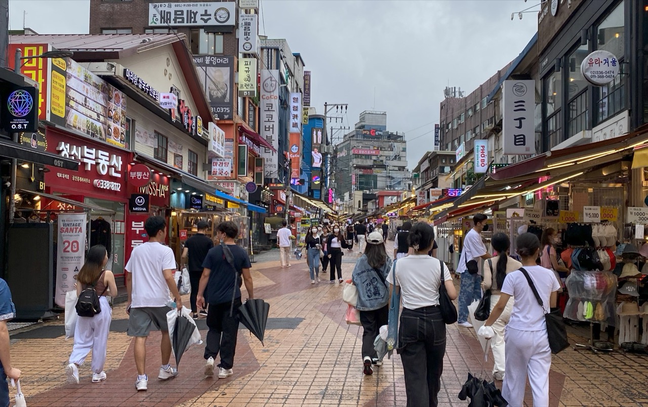 서울 마포구 홍대 거리를 걷는 사람들. 2022년 8월 촬영.