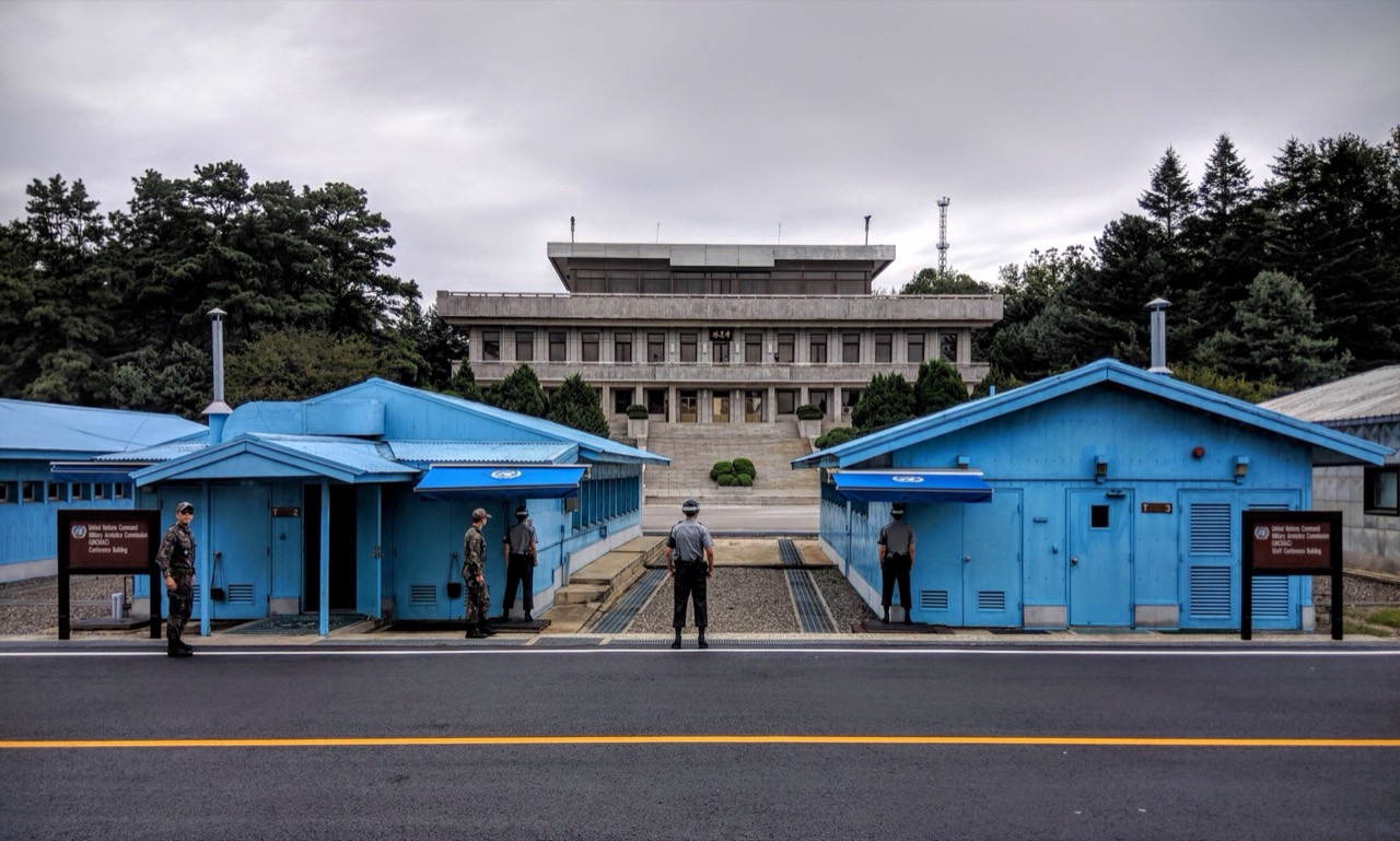 판문점 공동경비구역(JSA)의 파란색 회담장 건물. 양옆 표지판에 '유엔군사령부 군사정전위원회(UNCMAC) 회담장'이라고 적혀 있다. 2016년 촬영.