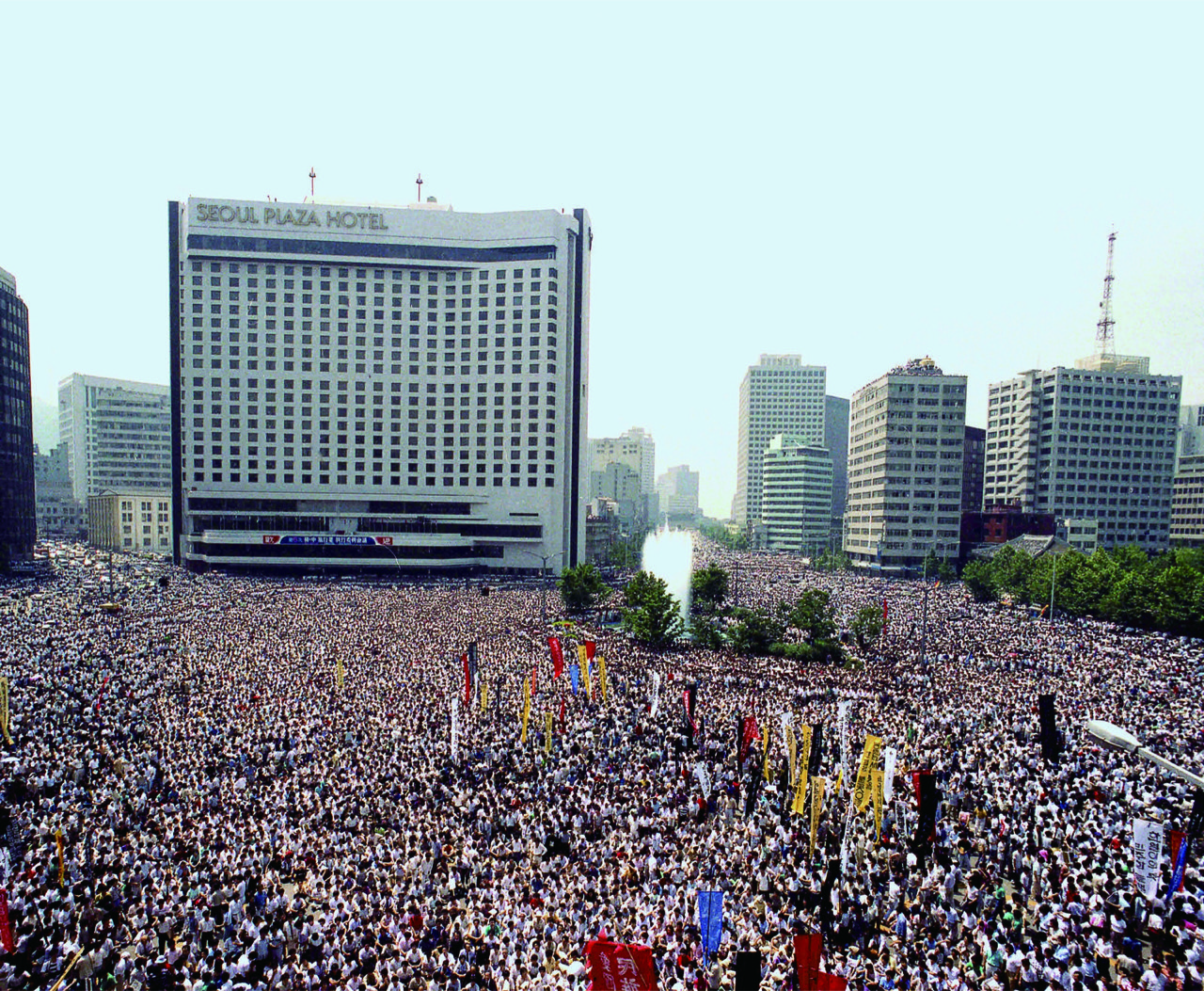 1987년 7월 9일 고 이한열 열사를 추모하는 군중이 서울시청 앞 광장 일대를 가득 메웠다.