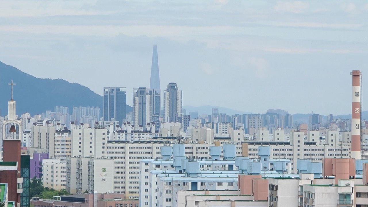 서울 노원구 아파트 단지 너머로 보이는 롯데월드타워. 2022년 8월 촬영한 자료사진이다.