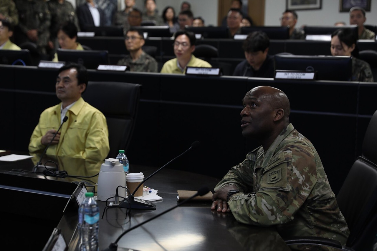 을지 자유의 방패 연습 중 한미 연합 지휘소 회의에 참석한 안규백 국방부 장관과 제이비어 브런슨 한미연합군사령관. 2025년 8월 19일 미 육군이 촬영한 자료사진이다.